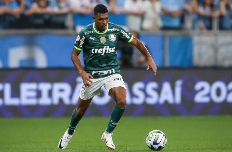 Chelsea and West Ham United have reportedly leapfrogged Manchester United in the race for teenage forward Luis Guilherme. - Bóng Đá