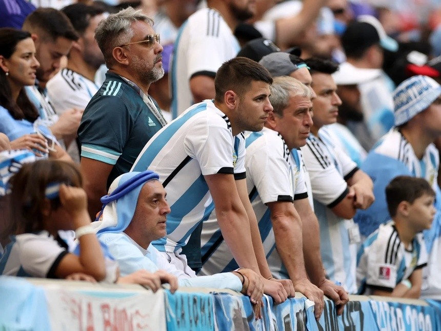 CĐV Argentina chết lặng sau trận thua Saudi Arabia - Bóng Đá