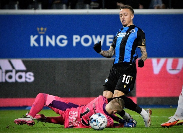 Thủ thành Arsenal va chạm cực mạnh, phải vào viện điều trị - Bóng Đá