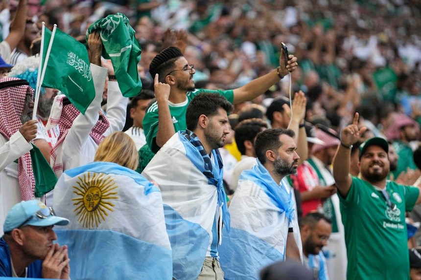 CĐV Argentina chết lặng sau trận thua Saudi Arabia - Bóng Đá