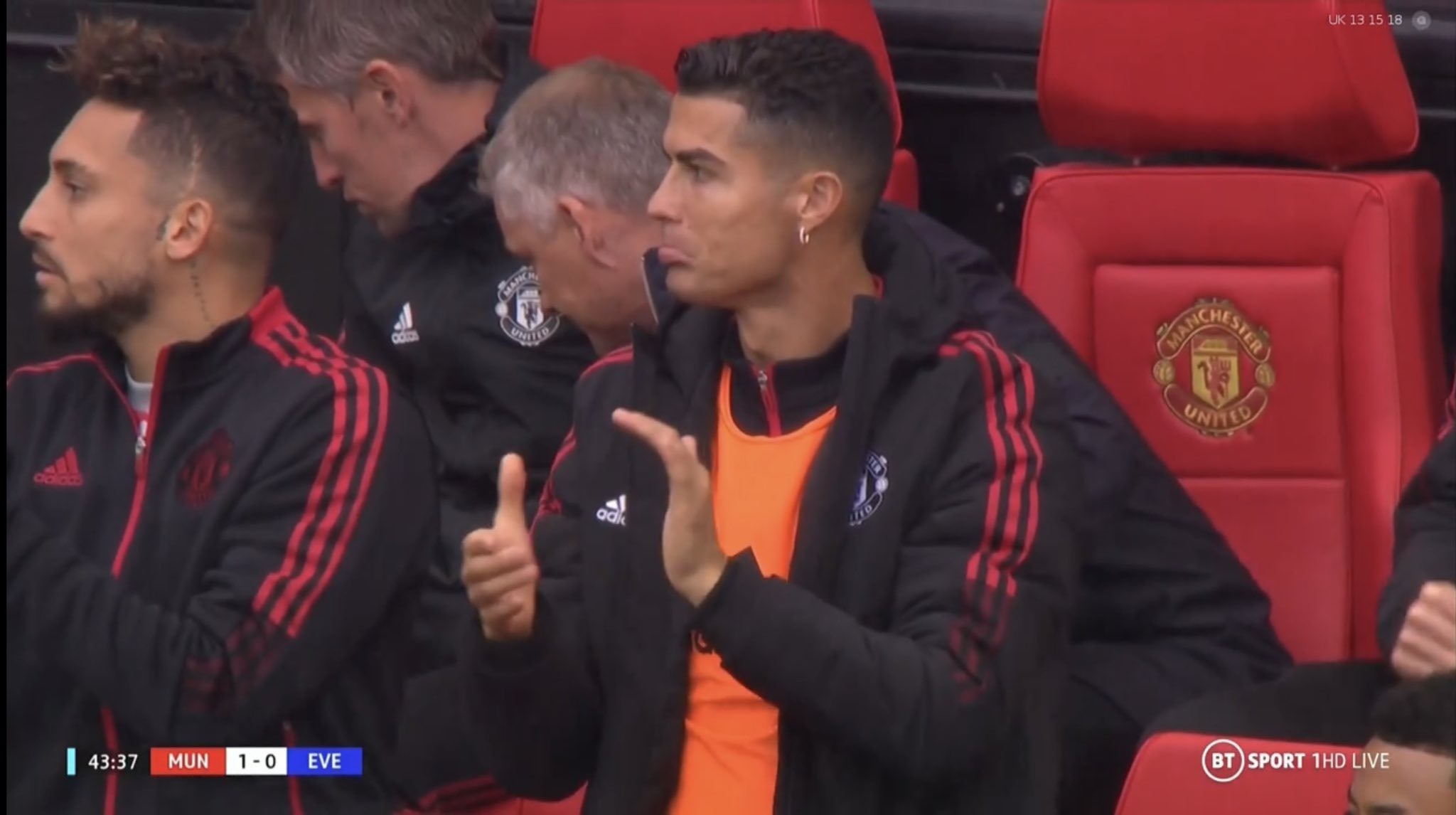 Martial ghi bàn, Ronaldo vỗ tay tán thưởng - Bóng Đá