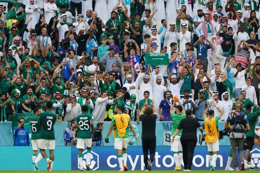 CĐV Argentina chết lặng sau trận thua Saudi Arabia - Bóng Đá
