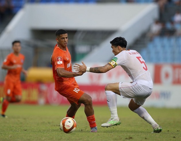 Văn Hậu được bênh vực sau pha thúc cùi chỏ; HLV cá tính chỉ thẳng nhà vô địch V-League - Bóng Đá