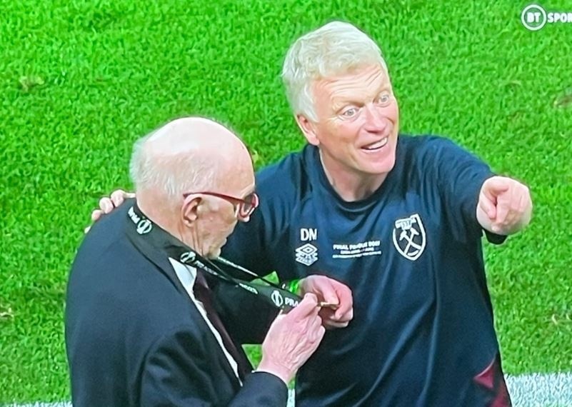 Khoảnh khắc xúc động trong ngày David Moyes giành cúp châu Âu - Bóng Đá
