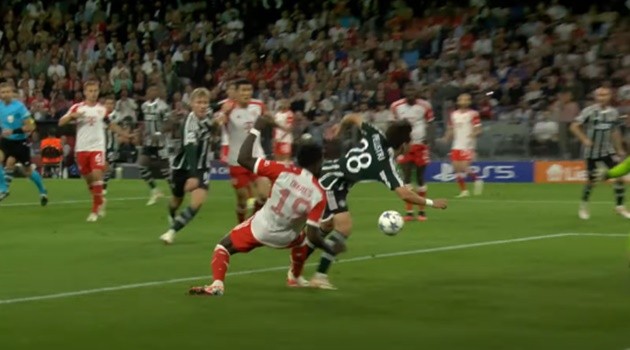 Rio Ferdinand hails Alphonso Davies for ‘game-changing’ tackle after Erik ten Hag said he’s ‘not a great defender’ - Bóng Đá