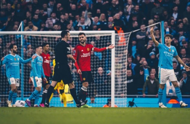 Manchester United lost a Premier League game in which they led at half-time for the first time since September 2014 against Leicester - Bóng Đá