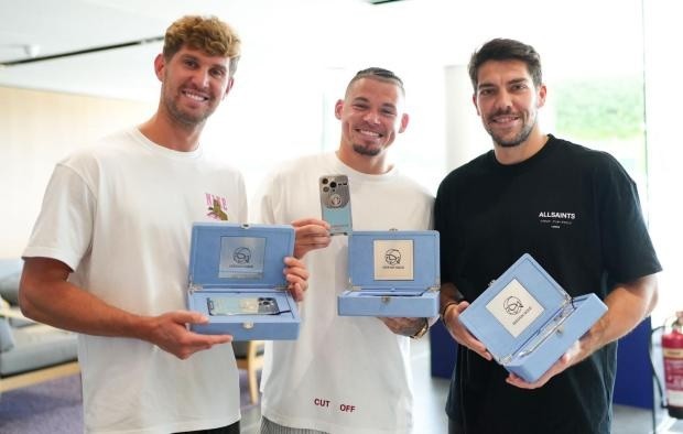 De Bruyne hào phóng tặng iPhone xịn cho Pep và dàn sao Man City - Bóng Đá