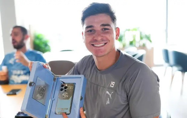 De Bruyne hào phóng tặng iPhone xịn cho Pep và dàn sao Man City - Bóng Đá