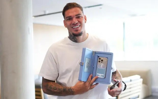 De Bruyne hào phóng tặng iPhone xịn cho Pep và dàn sao Man City - Bóng Đá