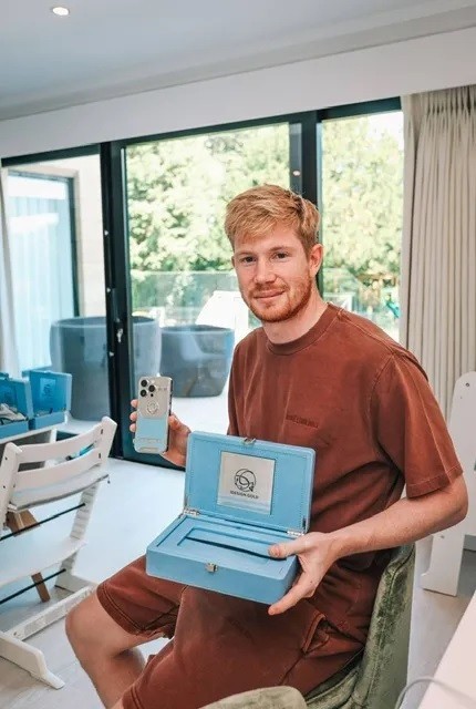 De Bruyne hào phóng tặng iPhone xịn cho Pep và dàn sao Man City - Bóng Đá