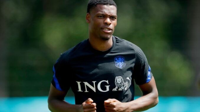 Report – Man Utd have no problem agreeing £82,000 a week terms to sign £42.6million star -  Denzel Dumfries - Bóng Đá