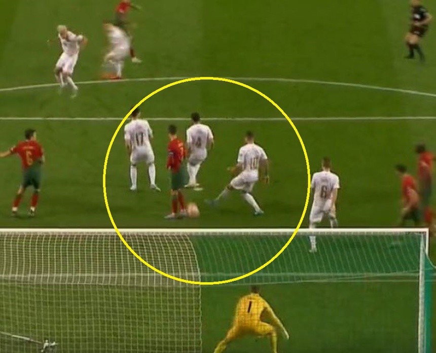 CĐV đòi tước bàn của Cancelo, trao cho Ronaldo - Bóng Đá