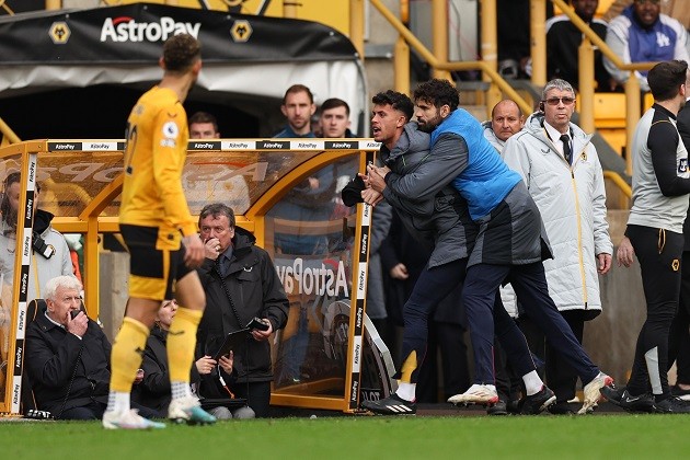 Diego Costa holds back furious Wolves star after red card for pushing assistant referee - Bóng Đá