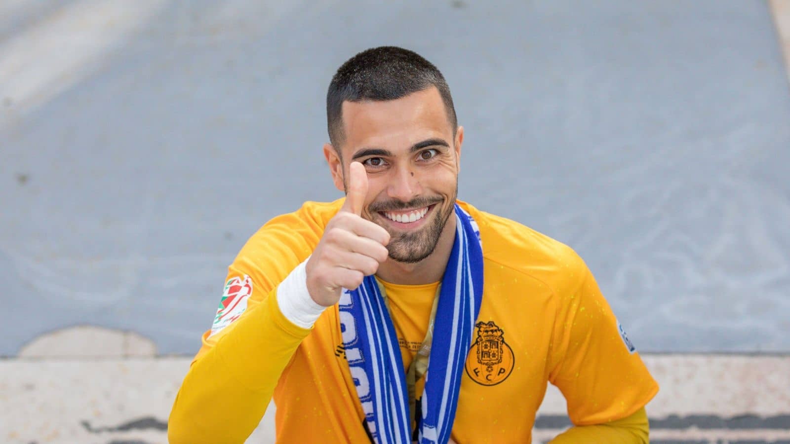 Chelsea have both Robert Sanchez and Diogo Costa on their list of potential goalkeeper targets, journalist Simon Phillips - Bóng Đá