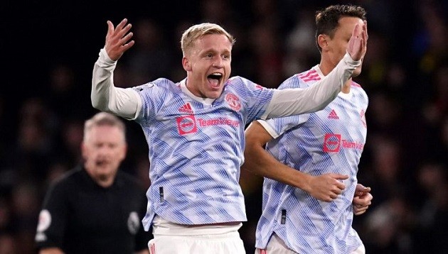 Donny van de Beek's touching moment with Jadon Sancho at full-time - Bóng Đá