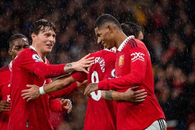 Hình ảnh rợn người của Van de Beek trong va pha chạm - Bóng Đá