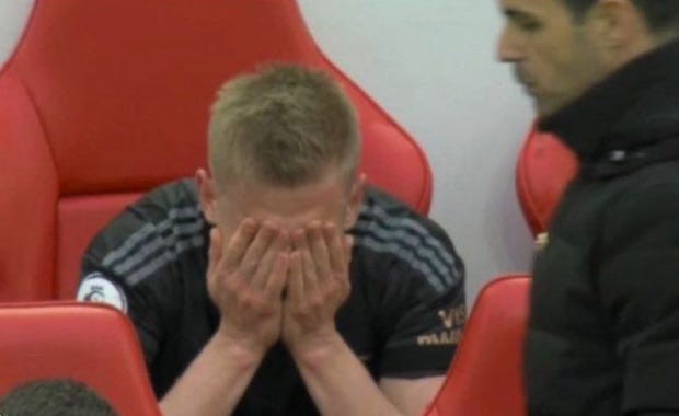 Oleksandr Zinchenko breaks down on Arsenal bench after being nutmegged by Trent Alexander-Arnold - Bóng Đá