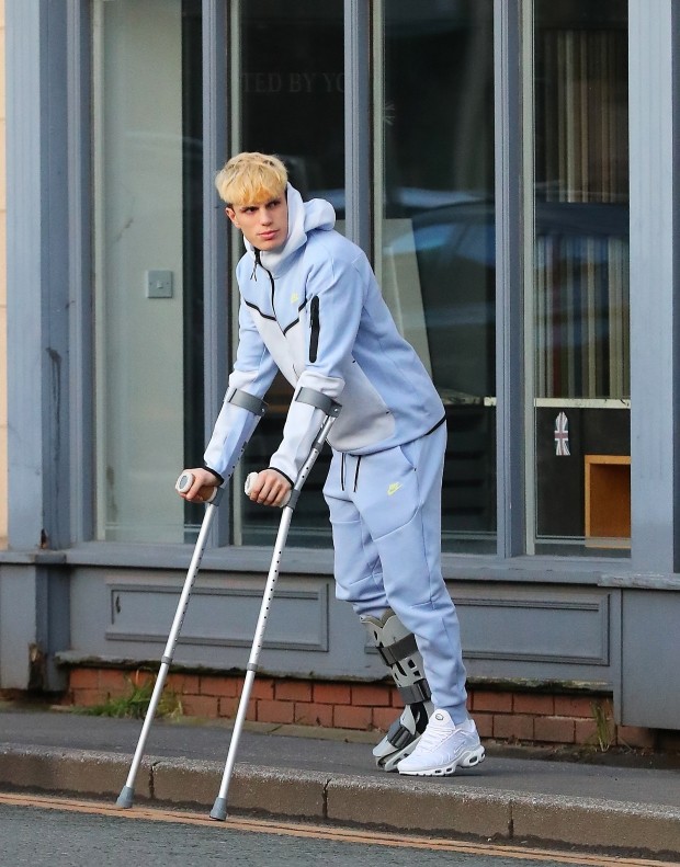 Man Utd star Alejandro Garnacho spotted hobbling on crutches while out for lunch with fears over long-term injury - Bóng Đá