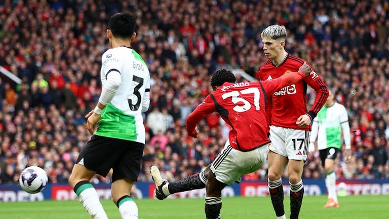 Quá đẳng cấp, Mainoo 'vẽ cầu vồng' tung lưới Liverpool - Bóng Đá