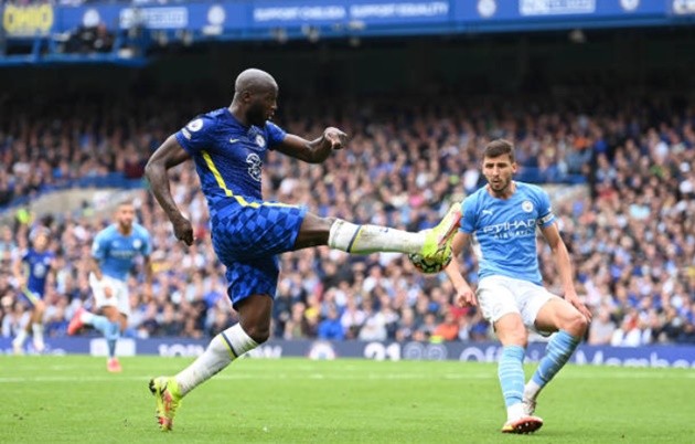 “Lukaku just has to jump for that but Dias is close enough to prevent the clear run at it and the chance is gone. - Bóng Đá