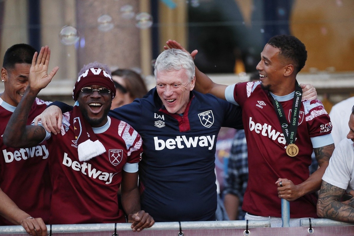 Biển người ăn mừng chức vô địch châu Âu sau 58 năm của West Ham - Bóng Đá