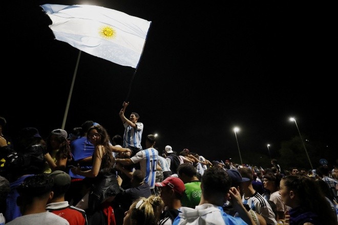 Messi và cúp vàng đã về tới Argentina, khung cảnh choáng ngợp - Bóng Đá