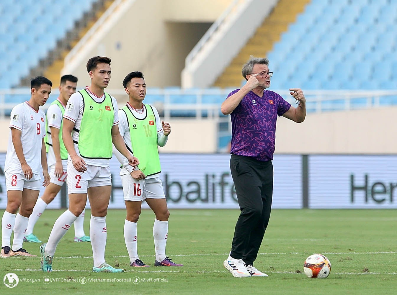Phản ứng khiến người hâm mộ lo lắng của Philippe Troussier - Bóng Đá