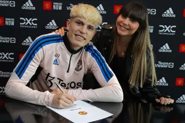 Alejandro Garnacho, 19, reveals he is expecting his first child with girlfriend Eva Garcia as the loved-up couple enjoy sun-soaked getaway - Bóng Đá