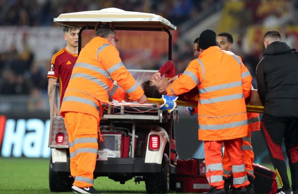 Roma defender Llorente stretchered off against Feyenoord - Bóng Đá