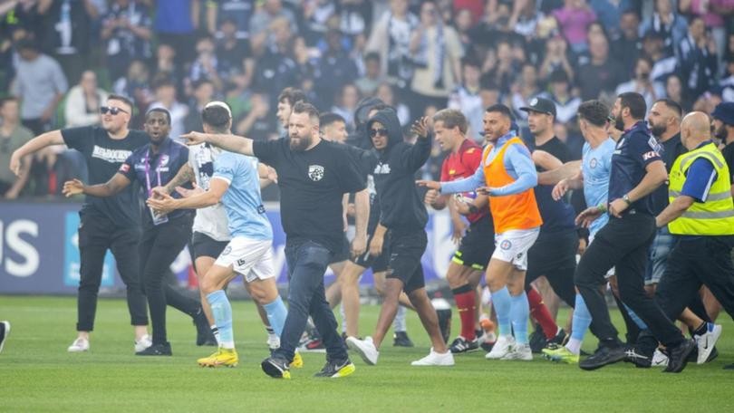 Thủ môn bị ném xô vào đầu chảy máu, trận đấu ở Australia vỡ vụn vì bạo loạn - Bóng Đá
