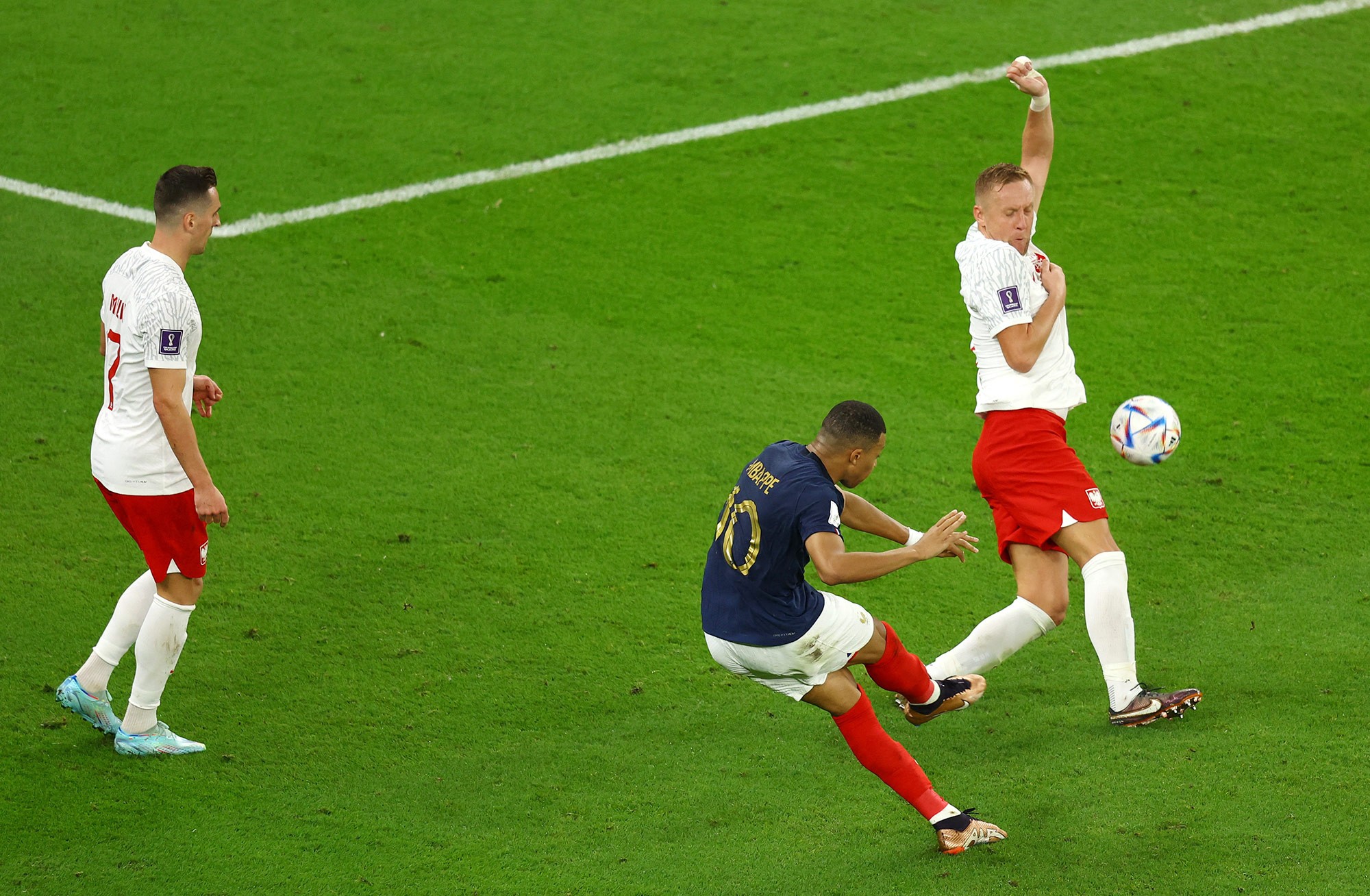 Cả thế giới dưới chân Kylian Mbappe - Bóng Đá