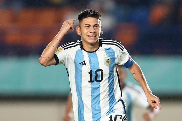 Chelsea could pay €25 million to sign Claudio Echeverri - Bóng Đá