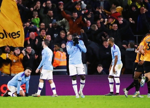 Fan Man City ném đá Mendy - Bóng Đá