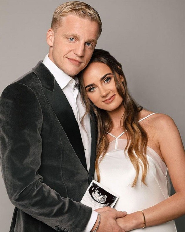 BABY ON BOARD Heartwarming moment Man Utd star Van de Beek and Arsenal legend Bergkamp’s daughter Estelle find out sex of their baby - Bóng Đá