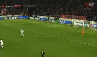 Pha phản lưới hài hước ở Europa League - Bóng Đá