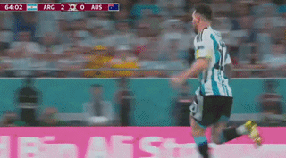 CĐV vái lạy Messi - Bóng Đá
