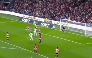 CĐV trầm trồ trước pha volley thành bàn của Benzema - Bóng Đá