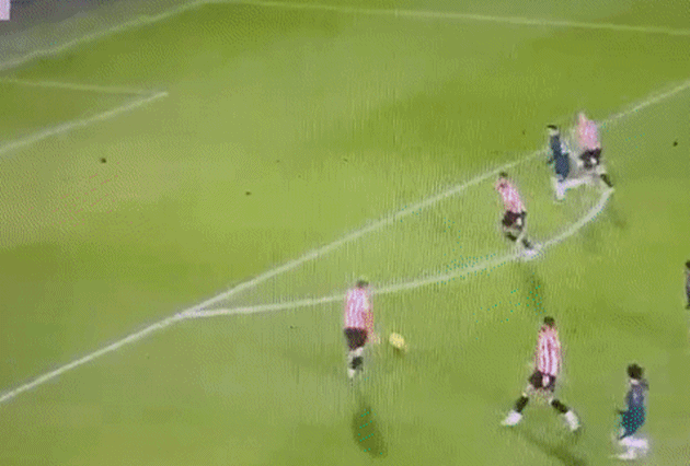 Nunez lại bỏ lỡ trước khung thành trống - Bóng Đá