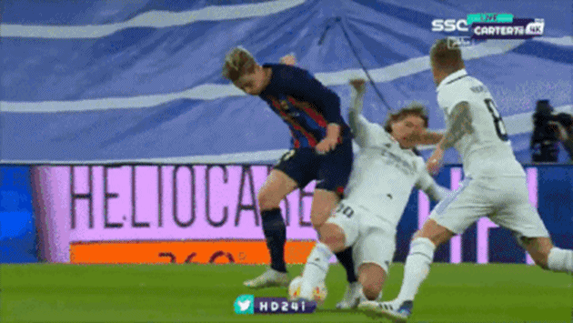 CĐV trầm trồ trước pha đi bóng của Frenkie De Jong - Bóng Đá