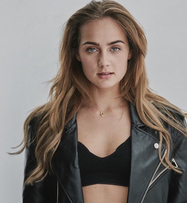 BABY ON BOARD Heartwarming moment Man Utd star Van de Beek and Arsenal legend Bergkamp’s daughter Estelle find out sex of their baby - Bóng Đá