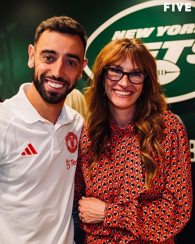 Julia Roberts presented with Manchester United shirt by Erik ten Hag - Bóng Đá