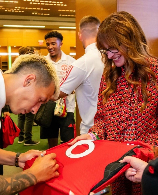 Julia Roberts presented with Manchester United shirt by Erik ten Hag - Bóng Đá
