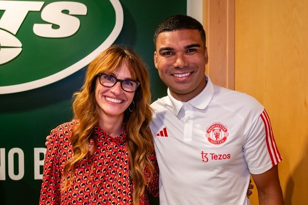 Julia Roberts presented with Manchester United shirt by Erik ten Hag - Bóng Đá
