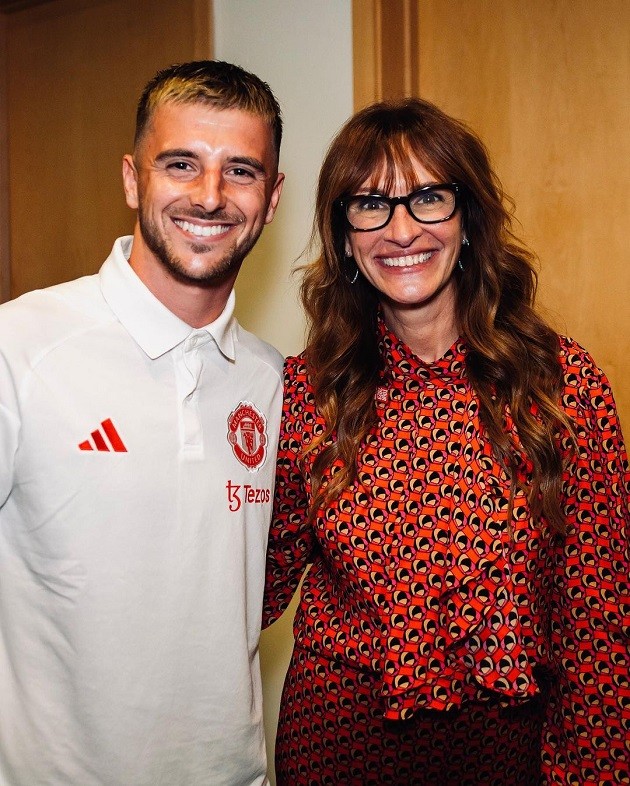 Julia Roberts presented with Manchester United shirt by Erik ten Hag - Bóng Đá