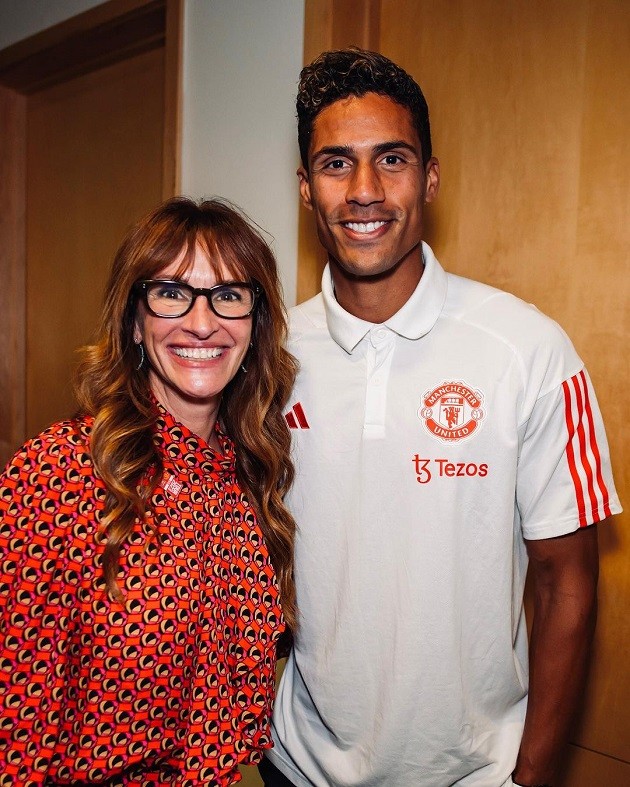 Julia Roberts presented with Manchester United shirt by Erik ten Hag - Bóng Đá