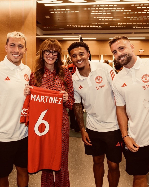 Julia Roberts presented with Manchester United shirt by Erik ten Hag - Bóng Đá