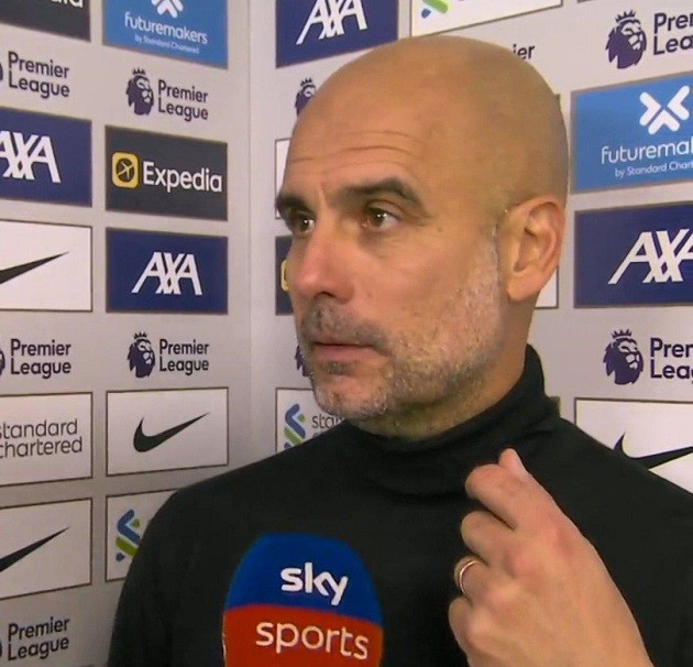 Julia Roberts presented with Manchester United shirt by Erik ten Hag - Bóng Đá