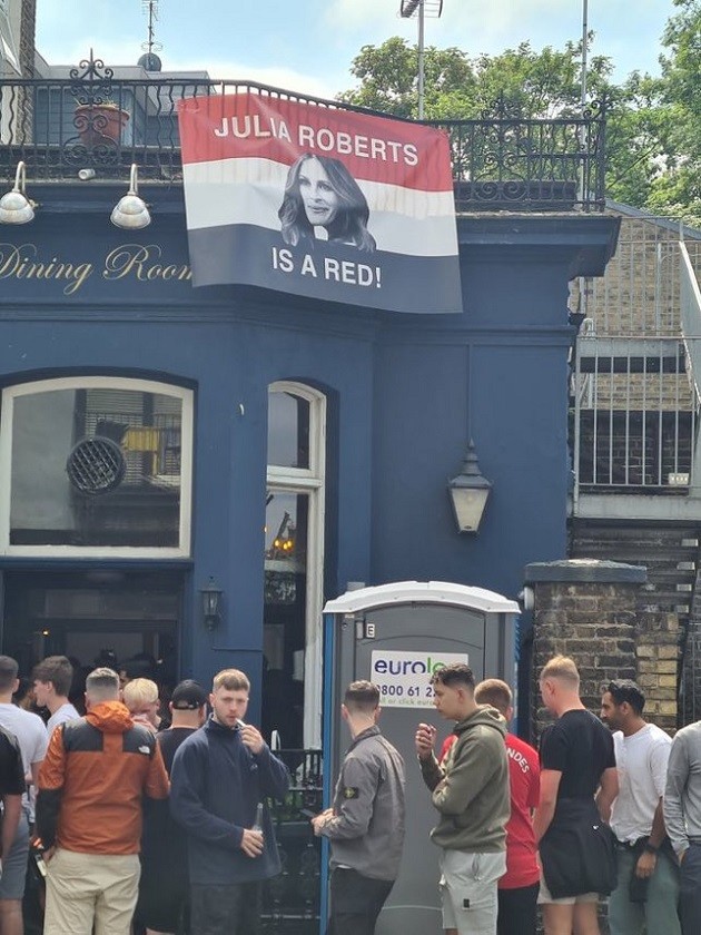 Julia Roberts presented with Manchester United shirt by Erik ten Hag - Bóng Đá
