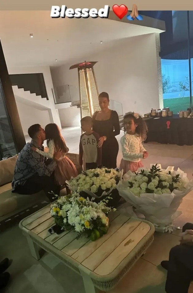 KEEP RON GOING Cristiano Ronaldo celebrates turning 39 with three cakes as he spends his birthday with Georgina and the kids - Bóng Đá