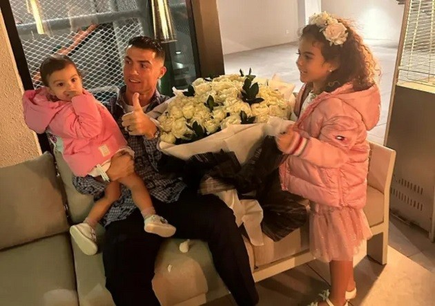 KEEP RON GOING Cristiano Ronaldo celebrates turning 39 with three cakes as he spends his birthday with Georgina and the kids - Bóng Đá